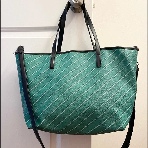 Karl Lagerfeld Tote. - Picture 3 of 7